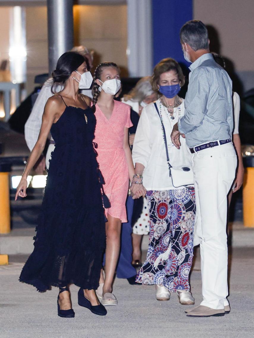 La reina Letizia luciendo sus alpargatas 'total black' de Castañer durante una salida en Palma en 2021.