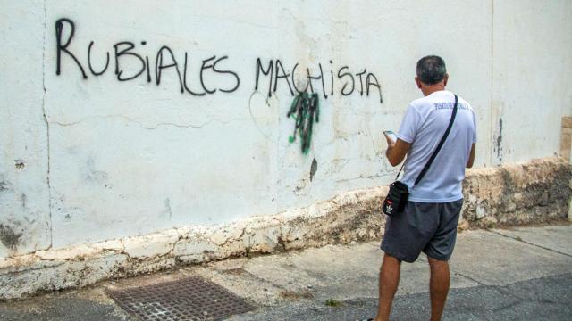 Pintada contra Rubiales en Motril