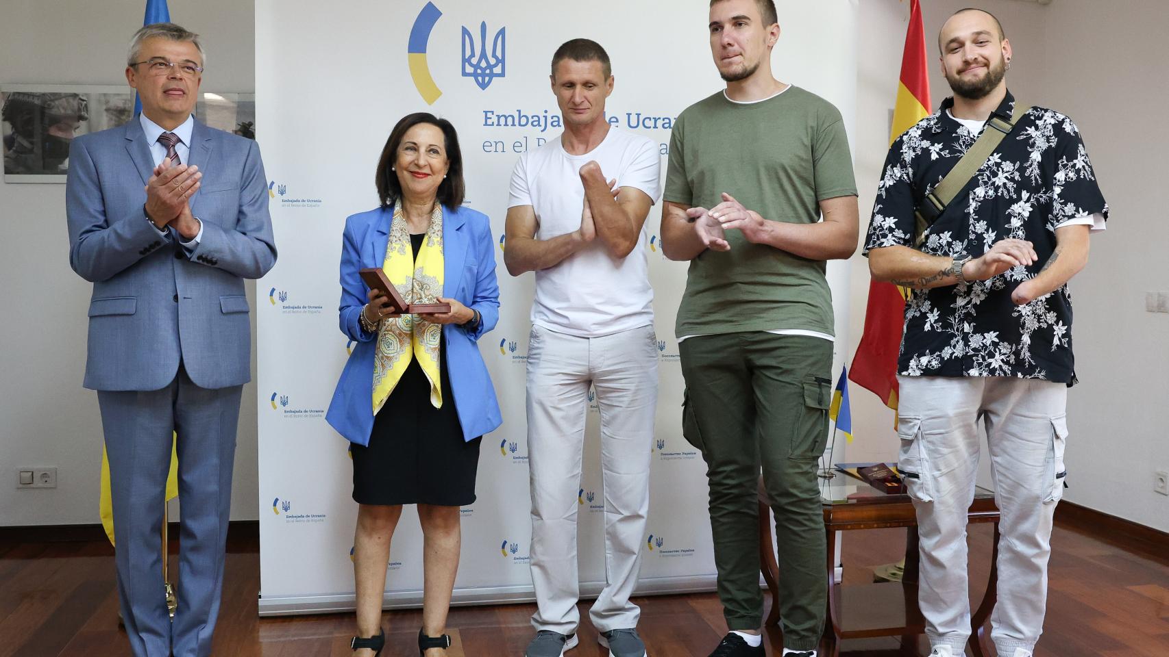 El embajador de Ucrania en España, Serhii Pohoreltsev (1i) y la ministra de Defensa en funciones, Margarita Robles (2i), junto a tres militares ucranianos