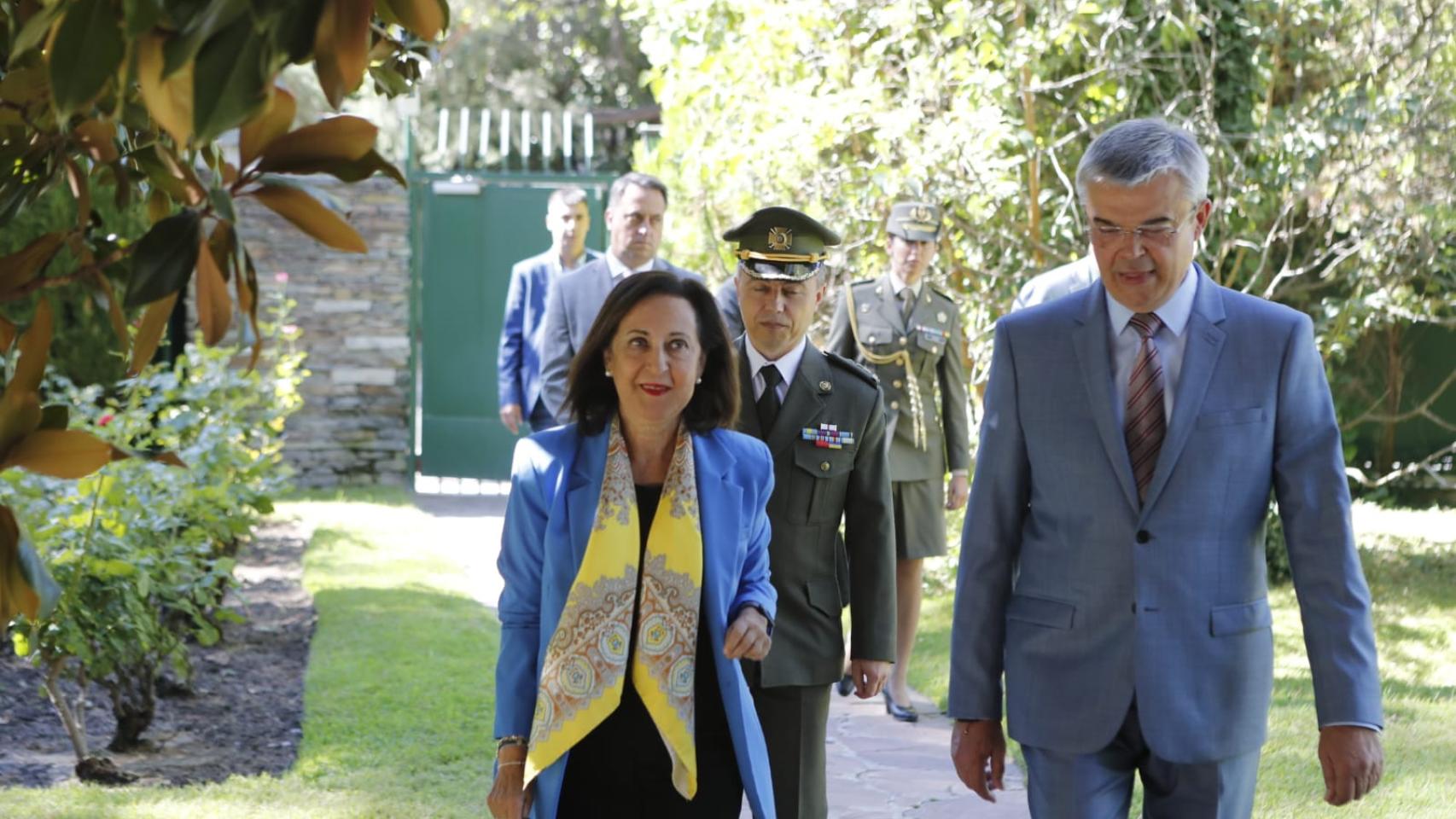 Margarita Robles junto al embajador de Ucrania en España