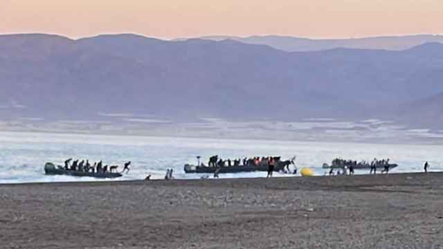 Tres narcolanchas llenas de personas migrantes desembarcan en las costas de Almería.