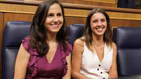 La secretaria general de Podemos, Ione Belarra, junto a la ministra de Igualdad, Irene Montero, durante la sesión constitutiva de las Cortes, el pasado 17 de agosto.