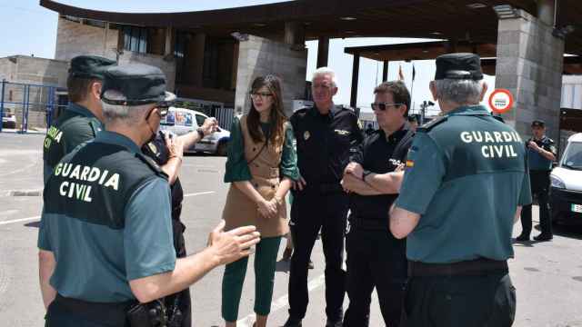 La delegada del Gobierno en Melilla, Sabrina Moh, supervisa las obras de la frontera con Beni Ensar (Marruecos), acompañada de la Guardia Civil y la Policía Nacional
