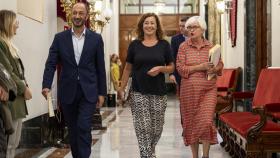 La presidenta del Congreso, Francina Armengol, junto al vicepresidente primero, Alfonso Rodríguez Gómez, y la secretaria segunda, Laura Leal, a su llegada a la reunión de la Mesa del Congreso.