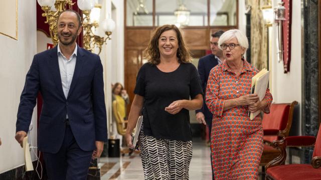 La presidenta del Congreso, Francina Armengol (c), junto al vicepresidente primero, Alfonso Rodríguez Gómez de Celis y la secretaria segunda, Isaura Leal.