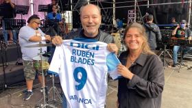 Acto de entrega de la camiseta del Dépor a Rubén Blades