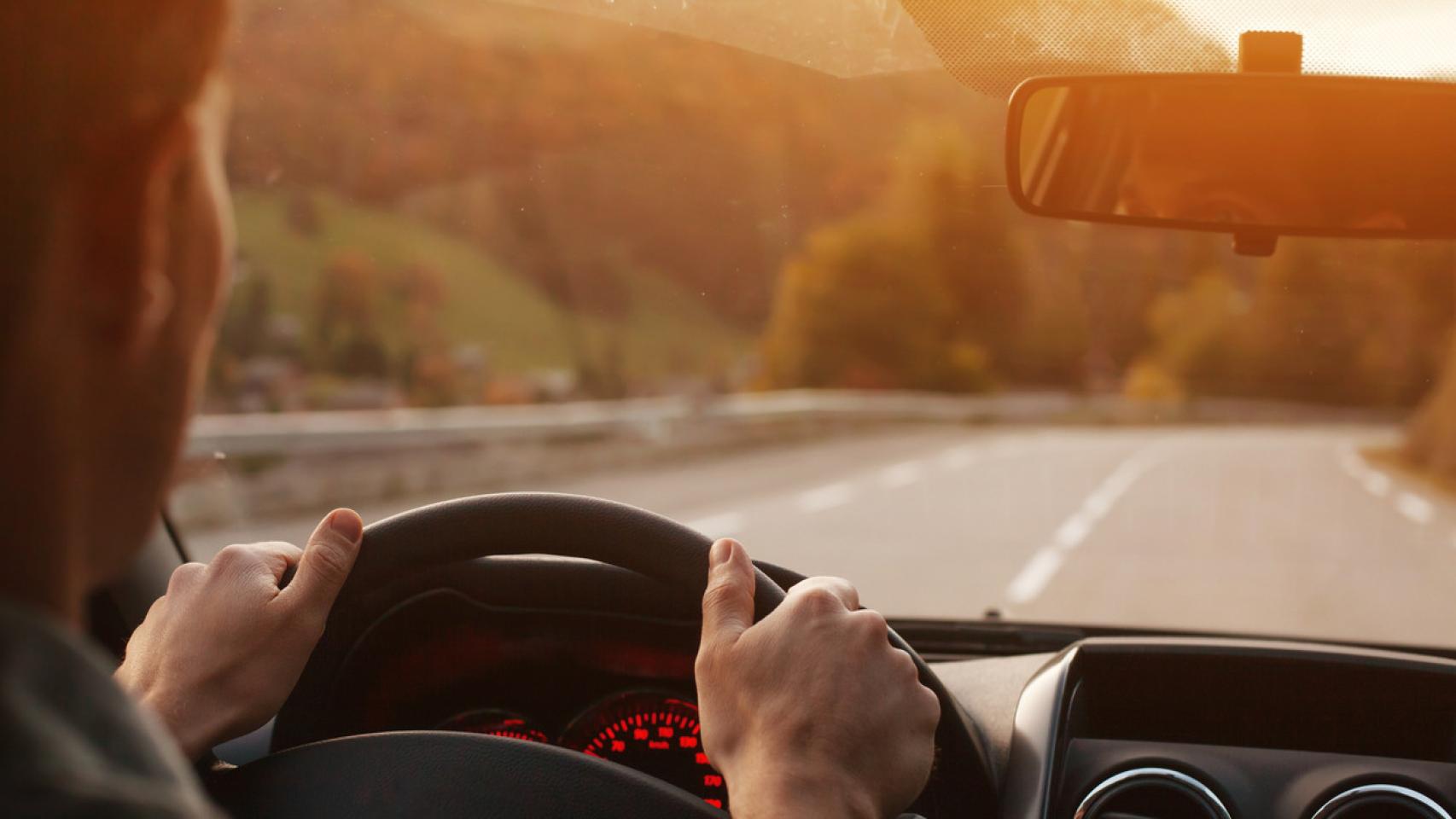 Un hombre conduce por la carretera.