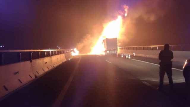 Incendio de un camión en la A-52 en la madrugada del  27 de agosto.