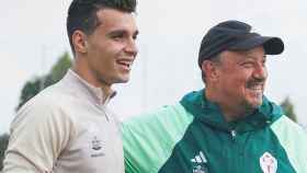 Anastasios Douvikas y Rafa Benítez durante un entrenamiento.