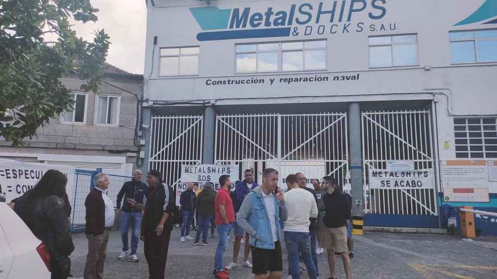 Trabajadores a las puertas del astillero Metalships en la primera jornada de huelga indefinida, a 28 de agosto de 2023.