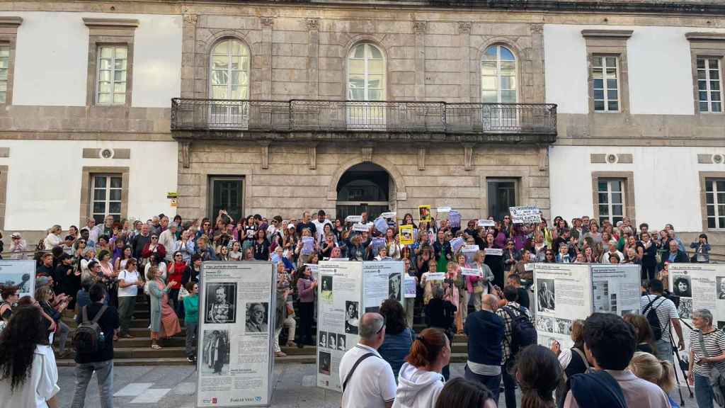 Las manifestantes frente al Museo Marco de Vigo.