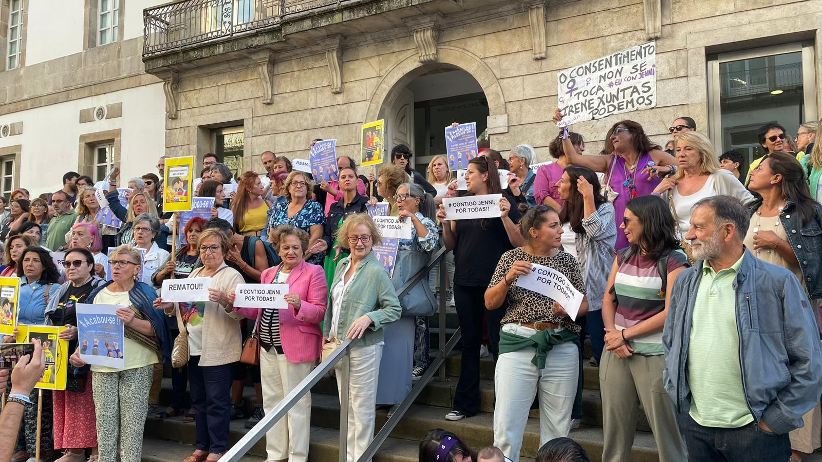 Imagen en la que se pueden ver algunos de los lemas escritos en las pancartas de las manifestantes. (Foto: Andrea Pérez-Bouzada)