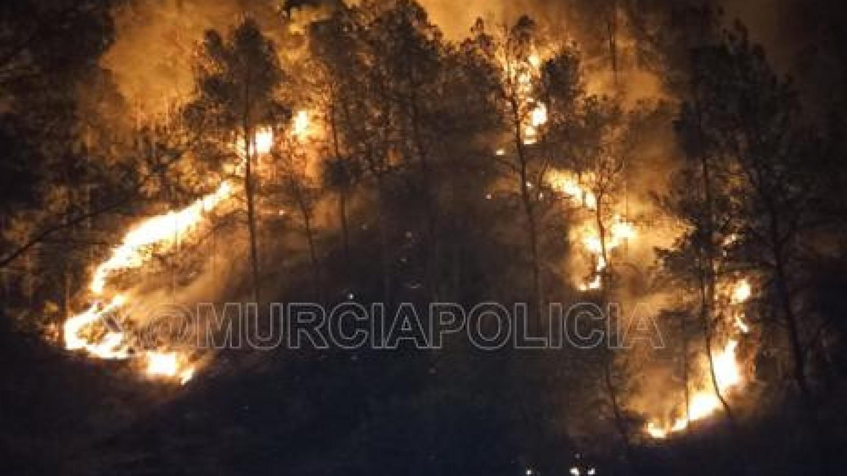 Una imagen de las llamas facilitada por la Policía Local de Murcia.