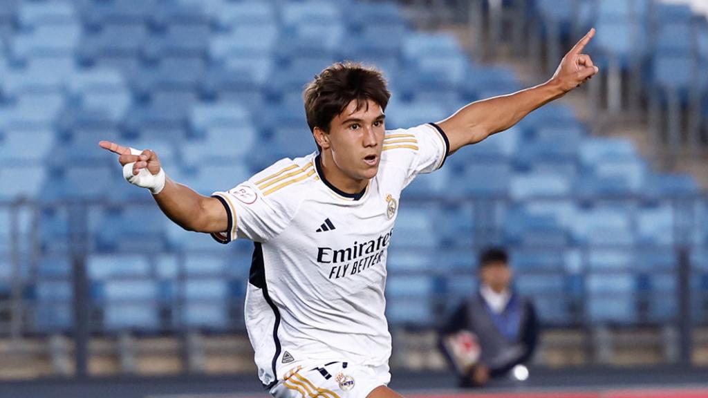 Gonzalo García celebra un gol con el Castilla