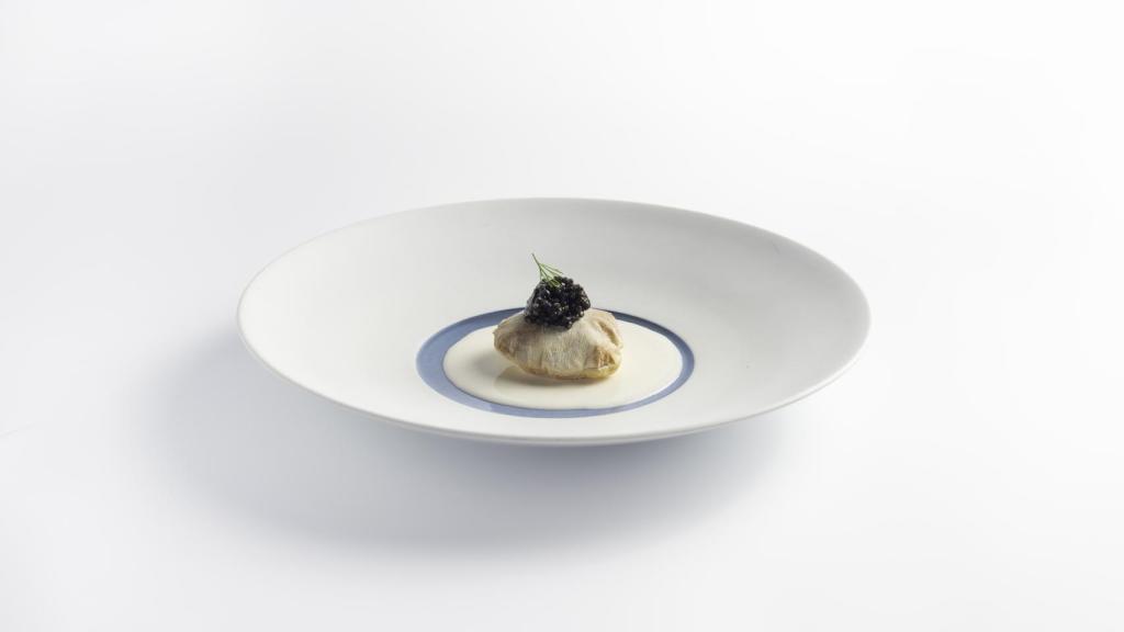 Caviar, jubz hummus de lentejas y ajoblanco, uno de los platos del menú 'La Vuelta'.