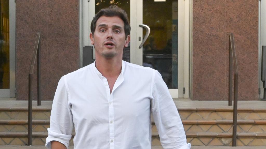 Albert Rivera, el pasado 20 de agosto, saliendo del tanatorio para agradecer a la prensa su respeto y condolencias.