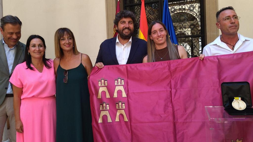 El presidente murciano, Fernando López Miras, y la futbolista Eva Navarro (c), este martes, junto a sus padres, el consejero de Deportes, Marcos Ortuño, y la alcaldesa de Yecla, Remedios Lajara.