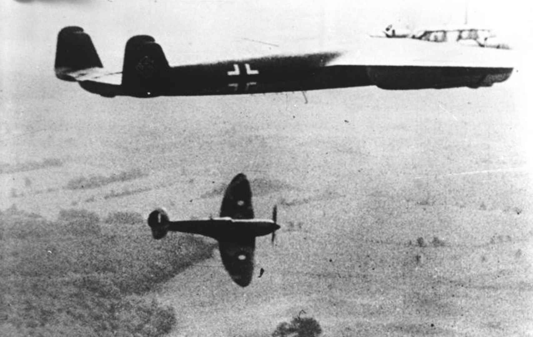 Un Spitfire atacando un bombardero alemán durante la batalla de Ingalterra.