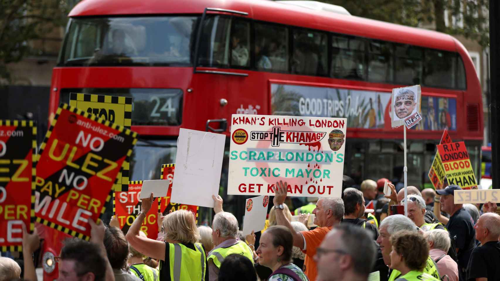 Manifestación contra la ampliación de la ULEZ de Londres, este martes en Downing Street.