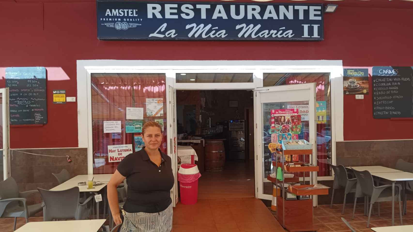 Isabel, este martes, posando en la entrada del restaurante italiano La Mía María II de La Manga.