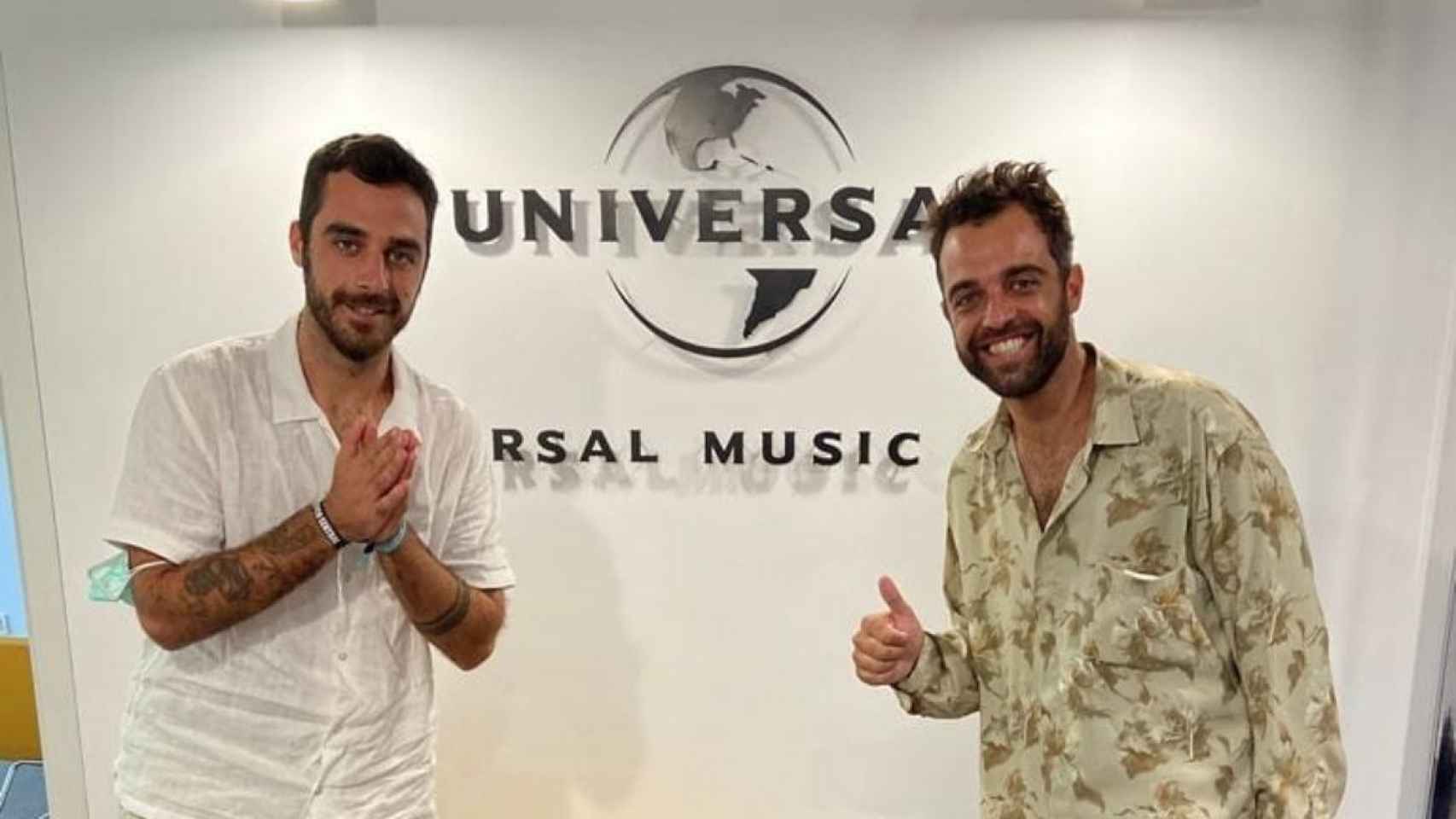 El grupo Mi hermano y yo cuando firmaron con Universal Music en 2021.