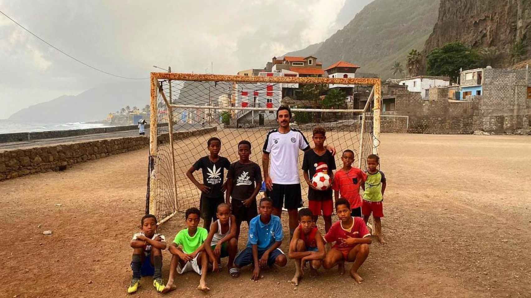Jaime Soto llevando la camiseta de su equipo de fútbol a Cabo Verde.