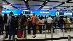 Viajeros haciendo cola en un aeropuerto de Reino Unido, en una imagen de archivo.