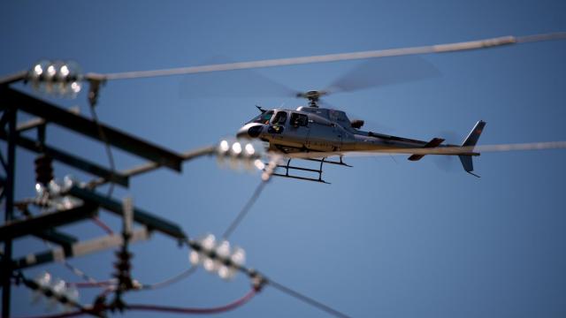 Imagen de un helicóptero participante en la revisión de líneas eléctricas.