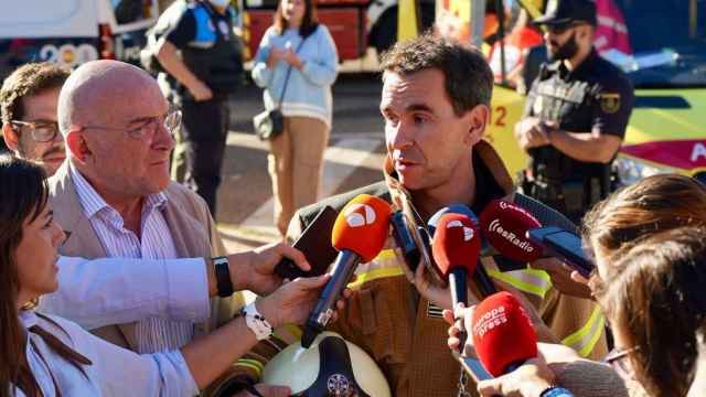 Javier Reinoso, jefe de Bomberos de Valladolid, atiende a los medios junto a Jesús Julio Carnero, alcalde de Valladolid