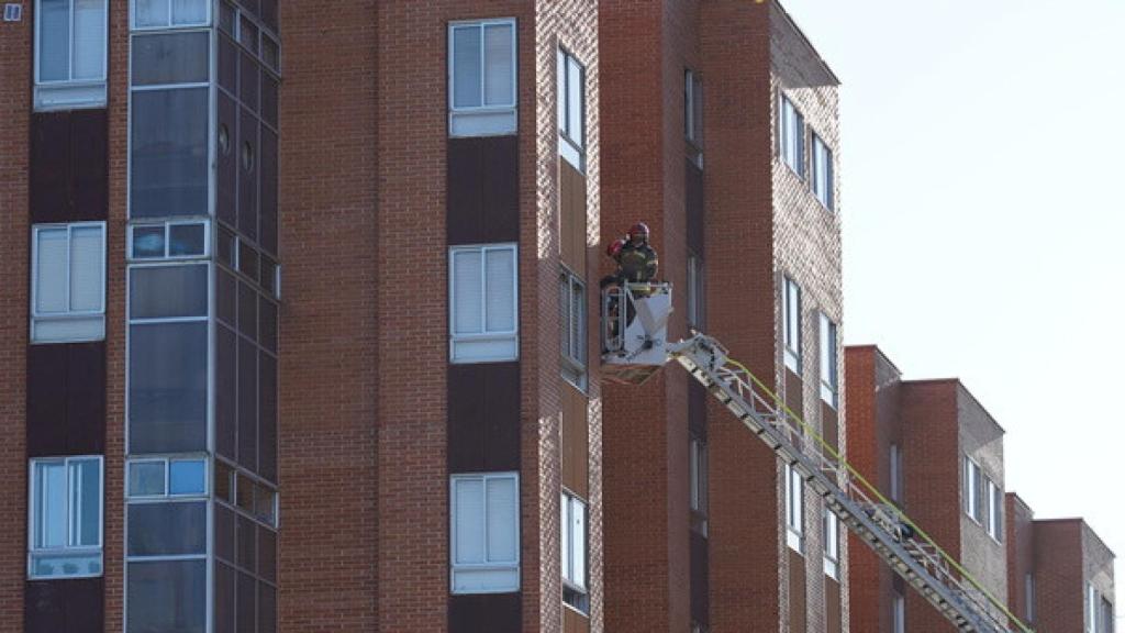 Los Bomberos trabajando en la vivienda de la calle Juan de Valladolid