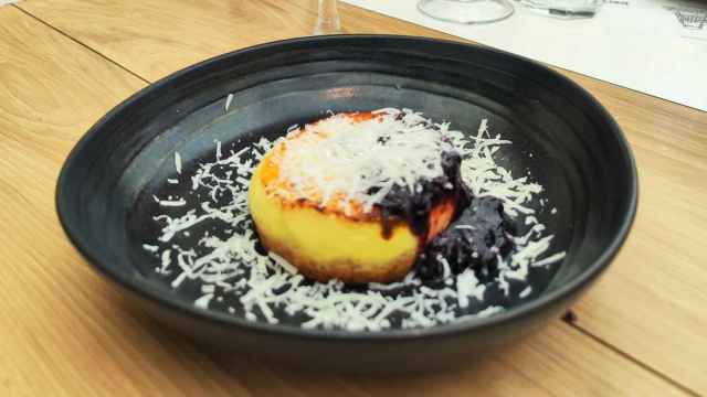 Así se hace la tarta de queso con toques vascos del restaurante de pintxos más famoso de Vitoria