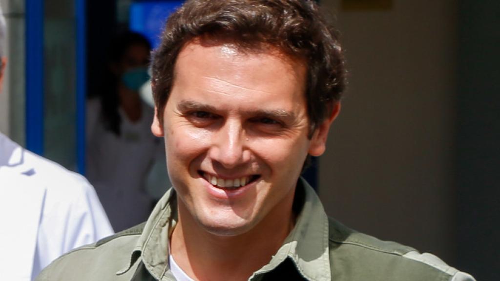 El expolítico Albert Rivera en una fotografía saliendo del hospital en 2020, tras el nacimiento de su segunda hija, Lucía.