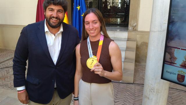 Eva Navarro, jugadora del Atlético de Madrid y de la selección española de fútbol, este martes, posando con la medalla  de campeona del Mundial de Australia y Nueva Zelanda, junto al presidente murciano, Fernando López Miras.