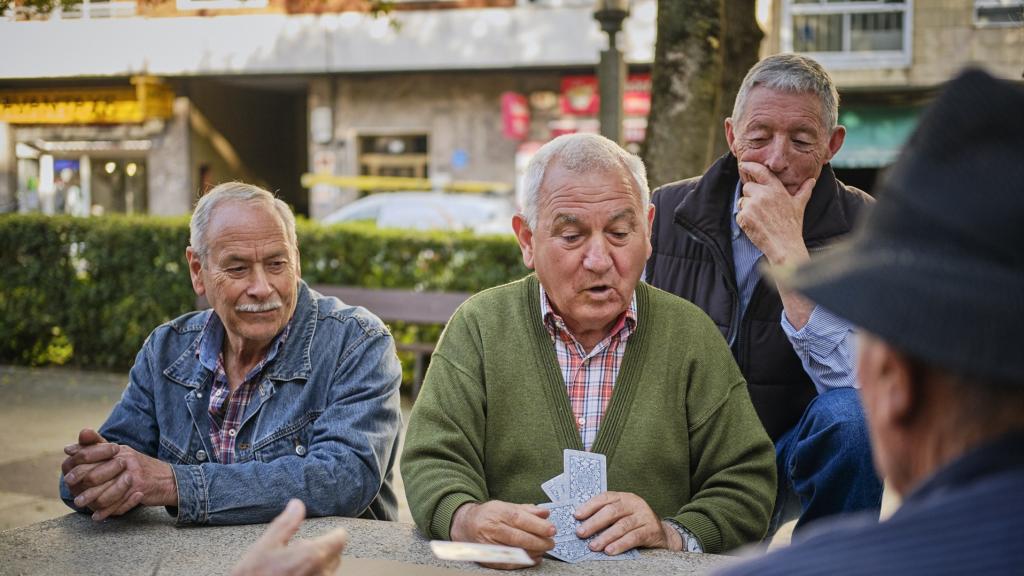 Un grupo de hombres juega a las cartas en Orense.