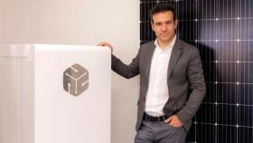 Enrique Selva Bellvis, consejero delegado y primer accionista de Umbrella Solar Investment, junto a un Sunbox.