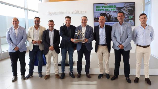 El presidente de Diputación y alcalde de Rincón de la Victoria, Francisco Salado, ha presentado el torneo junto al alcalde de Torrox, el presidente de Unicaja Baloncesto y el gerente de Málaga Deporte y Eventos del Ayuntamiento de la capital.