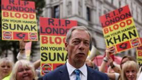 Nigel Farage, exlíder del partido Brexit, asiste a una manifestación frente a las Casas del Parlamento este martes.