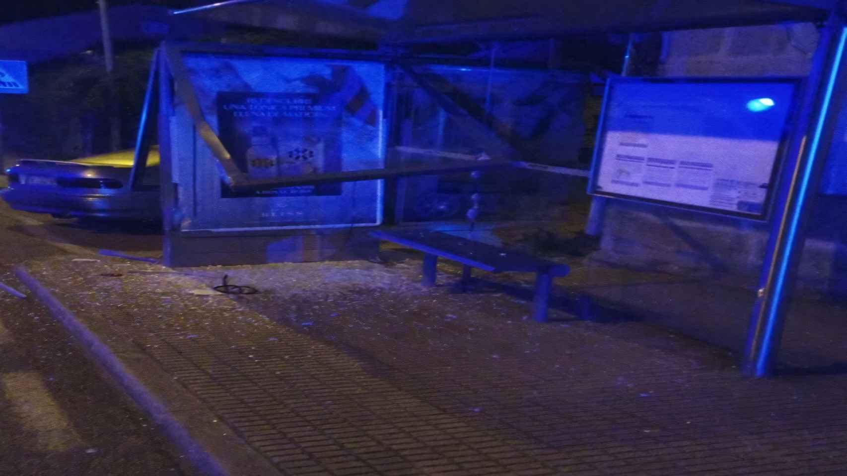 Así quedó la parada de autobús tras el accidente de esta pasada noche.