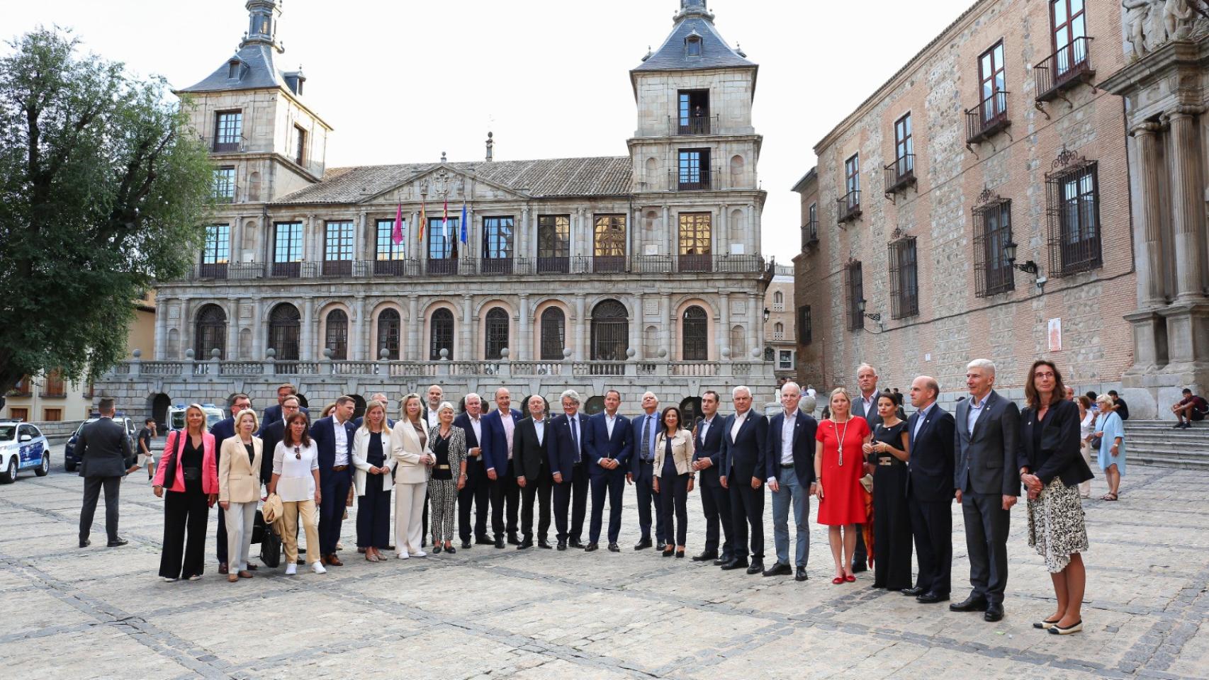 Foto de familia en la plaza del Ayuntamiento.