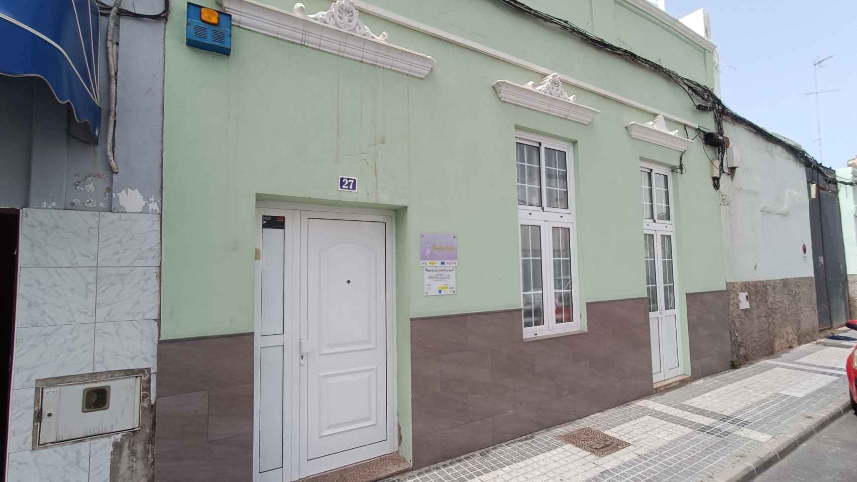 La puerta, que siempre está sonando, del Centro Lugo de Cáritas Canarias, que cuenta con el apoyo de Fundación Mutua Madrileña.