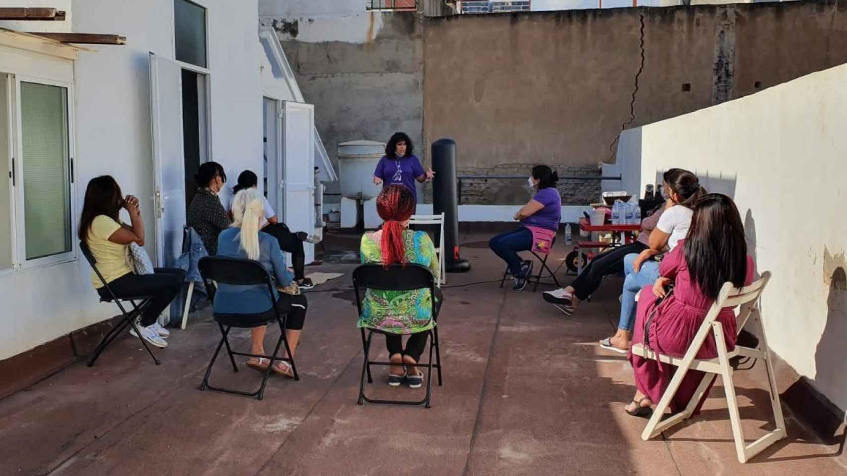 Un grupo de mujeres en una actividad en la azotea del Centro Lugo.
