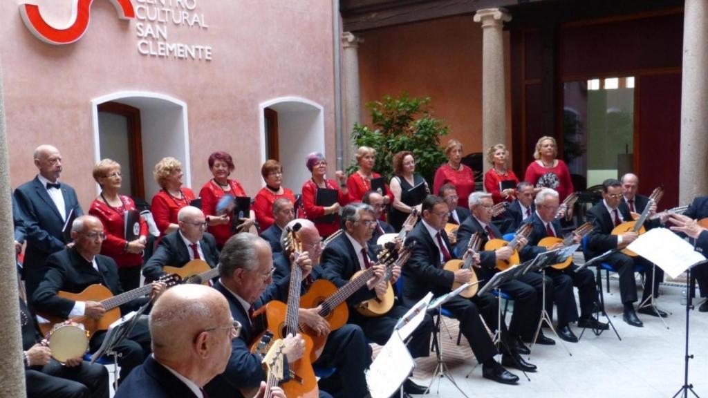 Un grupo musical en el Centro Cultural San Clemente de Toledo.