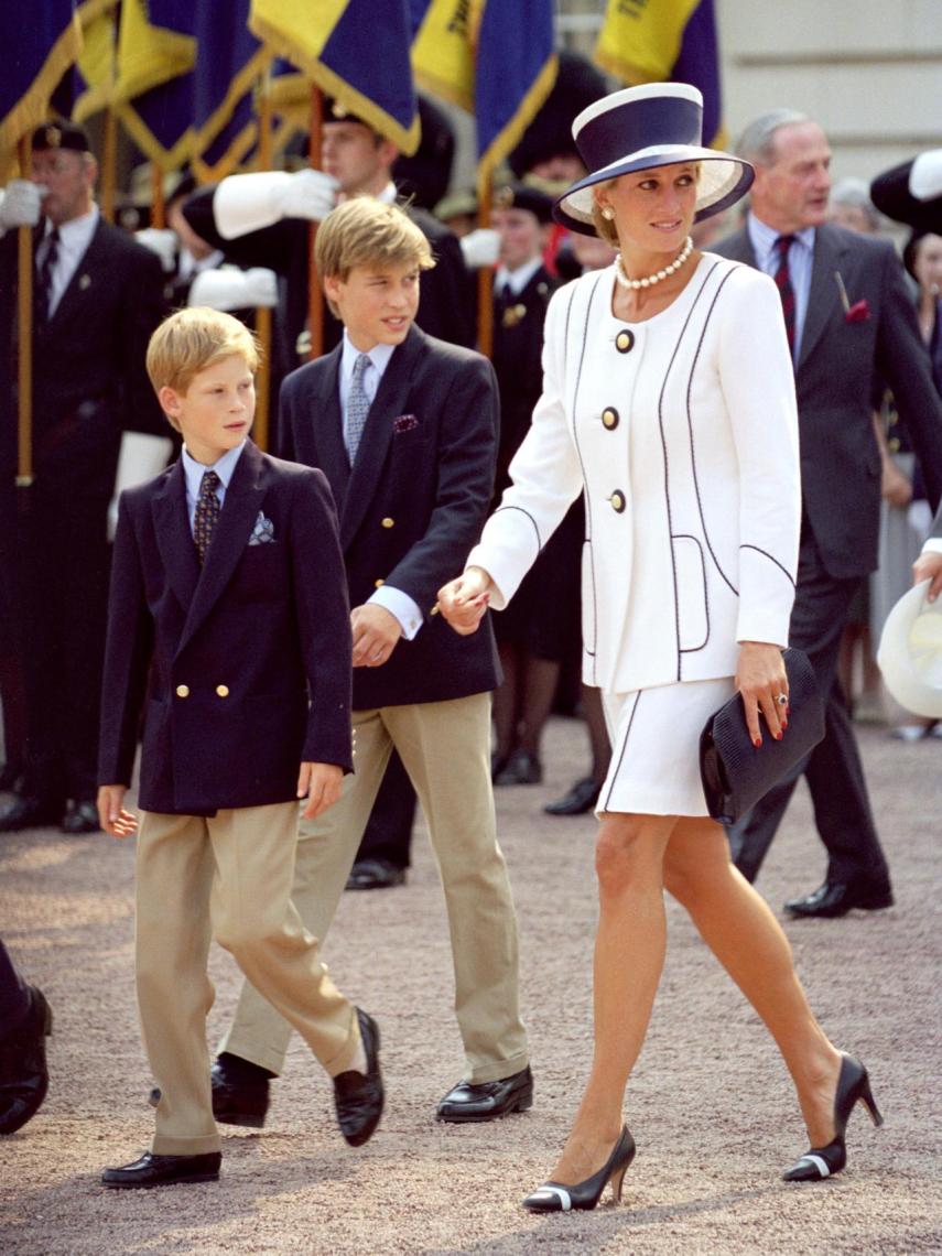 La princesa Diana de Gales junto a sus hijos, Guillermo y Harry.