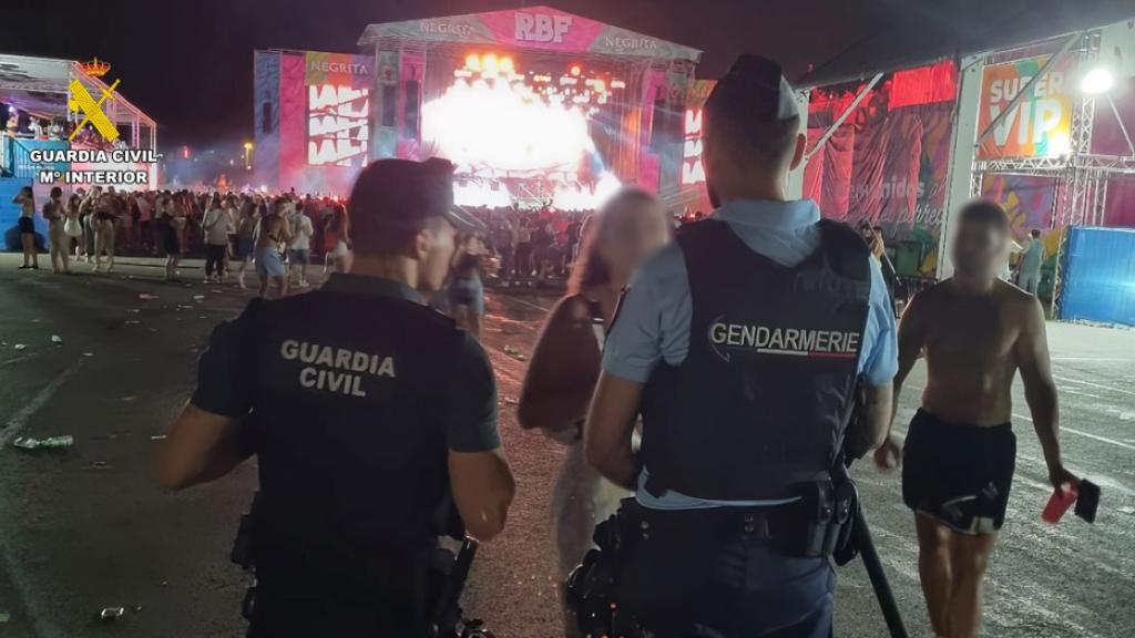 Un guardia civil y un gendarmen francés, durante el operativo.