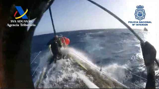 El vídeo del abordaje, detención y recuento de los fardos de hachís al sur de Canarias de un barco cargado en Alicante