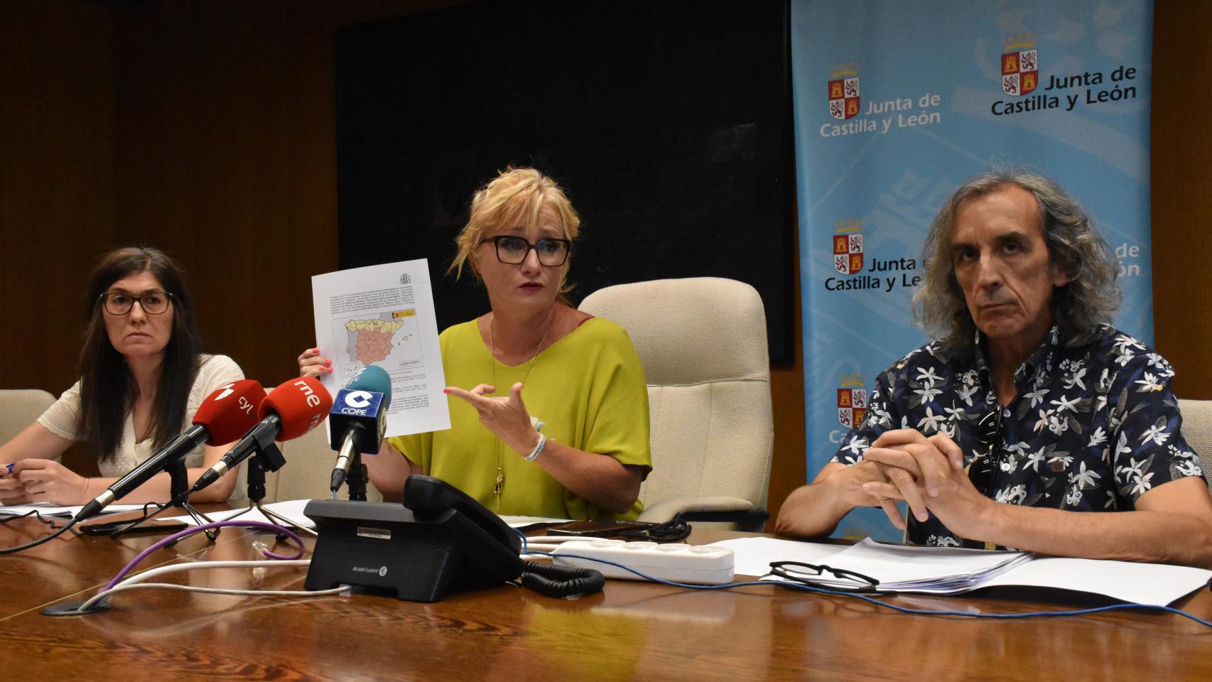 La delegada territorial de la Junta en Zamora, Leticia García, muestra el mapa de casos de la EHE en España