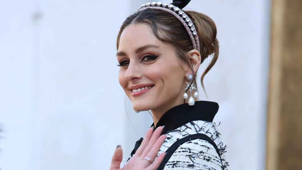 Olivia Palermo luciendo una diadema de perlas.