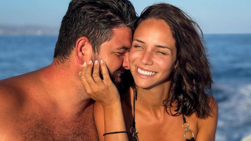 Manu Sánchez junto a su pareja, Lorena, en una imagen compartida en las redes sociales.