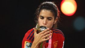 Alba Redondo besa la Copa del Mundo de Fútbol.