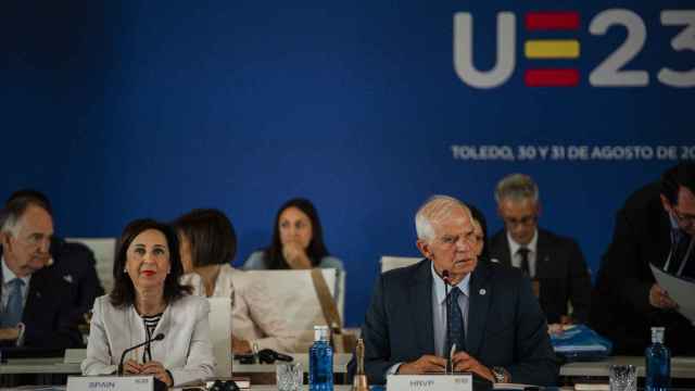 Josep Borrell y Margarita Robles este jueves durante la Cumbre Europea de Defensa.